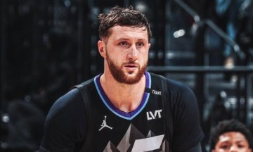 世预赛高清赛事平台-努尔基奇砍16分18板10助，与卡尔-马龙和基里连科齐名爵士队史